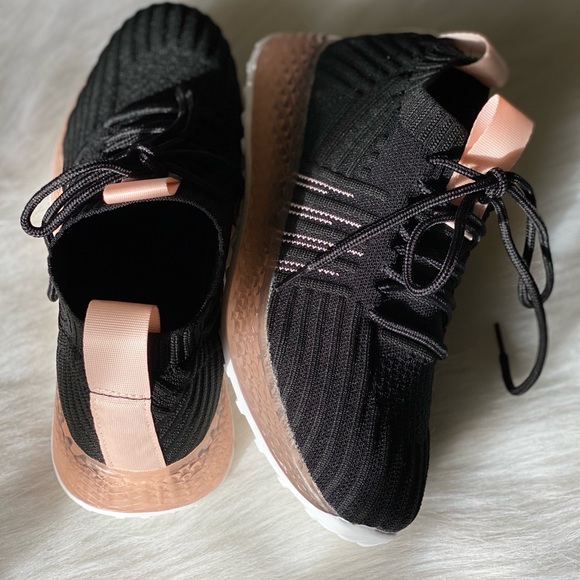 Qupid Shoes - NIB⭐️Black & Peach Knit Sneaks